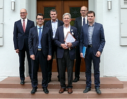 Gruppenbild der Herren auf der Rathaustreppe