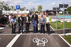 Auf dem Bild von links nach rechts: Berthold Pfeifer (Polizeipräsidium Offenburg, Referat Prävention), Siegfried Kukuk (Vizepräsident Landesverkehrswacht Baden-Württemberg e.V.), Tilman Petters (Bürgermeister Stadt Lahr), Guido Schöneboom (Erster Bürgermeister Stadt Lahr) mit Phelan, Kurt Reith (1. Vorsitzender Verkehrswacht Lahr e.V.), Tobias de Haën (Geschäftsführer Landesgartenschau Lahr 2018 GmbH). Sie zerschneiden ein rot-weißes Band als Sybol für die Eröffnung und Übergabe des Platzes.
