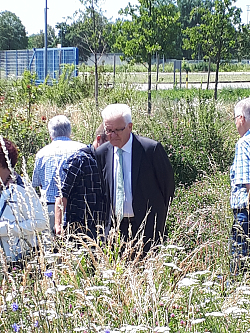 MP Kretschmann zu Besuch in Lahr. Er wandert durch das Grüne.