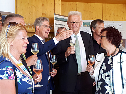 MP Kretschmann zu Besuch in Lahr. Er stösst mit einem Glas Wein mit OB Dr. Müller an.  
