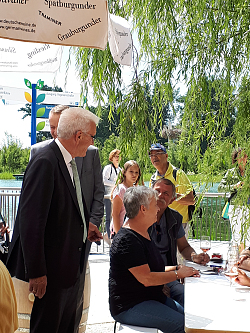 MP Kretschmann zu Besuch in Lahr. Er unterhält sich mit Besuchern am Rebhisli.