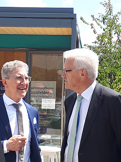 MP Kretschmann zu Besuch in Lahr. Er unterhält sich OB Wolfgang G. Müller
