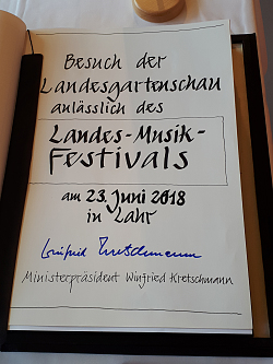 MP Kretschmann zu Besuch in Lahr / Eintrag ins goldene Buch