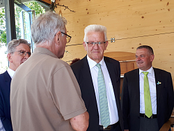 MP Kretschmann zu Besuch in Lahr. Er unterhält sich mit den Imkern auf der LGS.