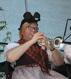 Trompeterin in Tracht