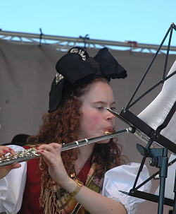 Querflötenmädel in Tracht