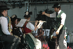 Orchester auf der Bühne in Tracht