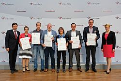 Auf dem Foto sind alle Preisträger der 2. Zertifizierung aus Baden-Württemberg zu sehen, von rechts nach links: BGV-Versicherung AG, Klinikum Landkreis Tuttlingen gGmbH, Landratsamt Sigmaringen, Naturin Viscofan GmbH, Seitenbau GmbH und Stadt Lahr, umrahmt von Ministerin Giffey und Oliver Schmitz.&#13;&#10;