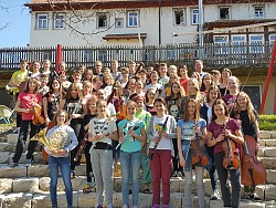 Viele Schülerinnen und Schüler haben sich mit ihren Musikinstrumenten zu einem Gruppenfoto aufgestellt