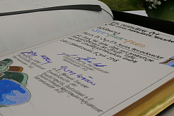 Blick in das goldene Buch der Stadt Lahr mit den Unterschriften von Schröder und Herrenknecht