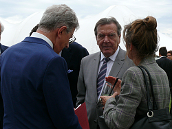 OB Dr. Müller und seine Ehefrau (beide von hinten zu sehen) sind im Gespräch mit Altbundeskanzler Schröder. 