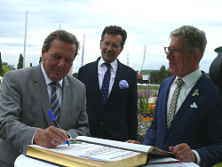 Eintrag in das goldene Buch der Stadt Lahr. Gerhard Schröder Schreibt und OB Dr. Müller steht lächelnd daneben. 