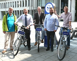 Bürgermeister Tilman Petters, Oberbürgermeister Dr. Wolfgang G. Müller, Klimaschutzmanager Dr. Michael Dutschke, Onur Semerci (nextbike), Martin Stehr (Stadtplanungsamt). &#13;&#10;&#13;&#10;Alle stehen um das Ausleihterminal vor dem Rathaus 2. OB Dr. Müller, Dr. Dutschke und Martin Stehr sitzen auf einem Pedelec. 