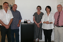 Lahrer Tasse in Lahrer Stadtmuseum. Um die Tasse, die auf einem Sockel steht, aufgestellt in Tasse und Untertasse, gruppieren sich von links Hans-Jürgen Schnurr, Heimatmuseum Freudenstadt, Leihgeber Ulrich Notz, Museumsleiterin Gabriele Bohnert, Dr. Régine Hunziker-Rodewald, Vorsitzende der Julius Euting-Gesellschaft und Walter Caroli, erster ehrenamtlicher Stellvertreter des Oberbürgermeisters