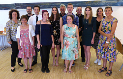 Die Absolventen der Abendrealschule haben sich gemeinsam mit ihren Lehrern und der VHS-Leiterin zu einem Gruppenbild aufgestellt. 