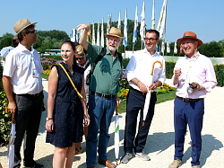 Grünen-Politiker Cem Özdemir war auf Besuch auf der LGS. Auf dem Bild sind von links nach rechts Tobias de Haen, Sandra Boser, Claus Vollmer, Cem Özdemir und OB Dr. Wolfgang G. Müller. Im Hintergrund das Bett des Haupteingangs mit mehreren LGS-Fahnen. Claus Vollmer erklärt mit Händen und alle schauen lächelnd bei strahlendem Sonnenschein. 
