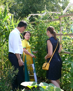 Grünen-Politiker Cem Özdemir war auf Besuch auf der LGS. Die Delegation riecht an Kräutern im interkulturellen Garten. 