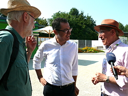 Grünen-Politiker Cem Özdemir war auf Besuch auf der LGS. Empfang des Politikers am Haupteingang. Zwischen Özdemir, Vollmer und OB mit einem Mikro von Baden TV.  