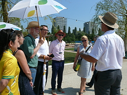Grünen-Politiker Cem Özdemir war auf Besuch auf der LGS. Die Delegation steht am See. 
