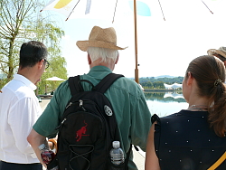 Grünen-Politiker Cem Özdemir war auf Besuch auf der LGS. Die Delegation steht am See. 