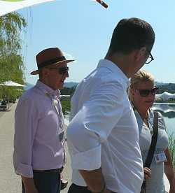 Grünen-Politiker Cem Özdemir war auf Besuch auf der LGS. Die Delegation steht am See. 