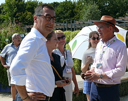 Grünen-Politiker Cem Özdemir war auf Besuch auf der LGS. Die Delegation steht im Kleingartenpark. 
