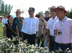 Grünen-Politiker Cem Özdemir war auf Besuch auf der LGS. Die Delegation steht im Kleingartenpark. 