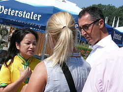 Grünen-Politiker Cem Özdemir war auf Besuch auf der LGS. Die Delegation steht im Kleingartenpark. 