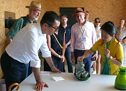 Grünen-Politiker Cem Özdemir war auf Besuch auf der LGS. Hier bei einer Teezeremonie im interkulturellen Garten. 