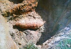 Bombenfund am Hohbergweg, Die Fliegerbombe liegt freigelegt im Erdboden