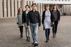 Das Foto zeigt eine Großaufnahme der Mitglieder des Ensembles