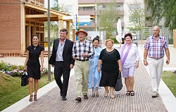 Manne Lucha zu Besuch in Lahr auf der Landesgartenschau. V.l.n.r.: Olesja Rudi, Manne Lucha, OB Dr. Wolgang G. Müller, Trang Nguyen, Hilda Beck, Olga Held, Alexander Marker