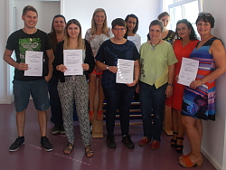 Stadt Lahr: Erfolgreiche Qualifizierung zur pädagogischen Fachkraft Sprachentwicklung und Sprachförderung. Die Qualifizierten haben sich zu einem Gruppenbild zusammengestellt. 

Bild: Vordere Reihe von links.: Marius Schlager, Erika Stelter, Maria Schwendemann, Bärbel Vögele, Asli Schulte, Sonja Göhringer
Hintere Reihe von links: Tamara Demers, Senja Töpfer, Nilüfer Demirtas, Leonie Mohr
Quelle: Stadt Lahr

