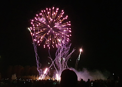 Letzter Tag der Landesgartenschau Lahr. Blick auf das Feuerwerk mit explodierenden bunten Raketen im Himmel. 