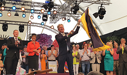 Letzter Tag der Landesgartenschau Lahr.&#13;&#10;Oberbürgermeister Dr. Wolfgang G. Müller steht auf der Bühne und schwenkt zum letzten Mal wehmütig die LGS-Fahne. 
