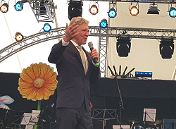 Letzter Tag der Landesgartenschau Lahr.
Oberbürgermeister Dr. Wolfgang G. Müller mit der linken Hand gestikulierend auf der Bühne. 