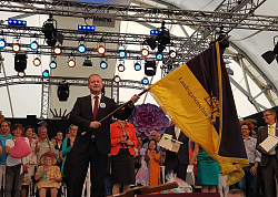 Letzter Tag der Landesgartenschau Lahr.
Überlingeners Oberbürgermeister steht Fahne schwenkend auf der Bühne. 