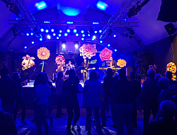 Letzter Tag der Landesgartenschau Lahr.Blick auf die Bühne mit der Band 