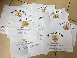 Die Mediathek der Stadt Lahr hat den Lahrer Literaturnobelpreisträger gewählt.
Auf dem Bild stapeln sich die Stimmzettel, beschriftet mit verschiedenen Namen. 