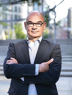 Brustbild von Dieter Bednarz, er hat die Arme verschränkt