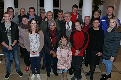 Gruppenbild mit den Teilnehmern der Blütenwagen-Aktion der Chrysanthema