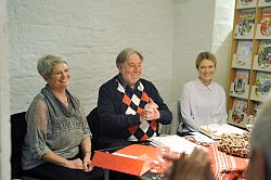 Gruppenbild während einer Lesung mit Gisela Griesbaum, links, Bruno Thost in der Mitte und Verena Rohkohl rechts