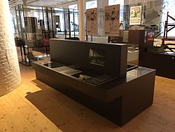 Großaufnahme der Tüftlerwerkbank im Museum