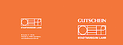 Ein Gutschein in ziegelrot mit weißer Schrift &#34;Gutschein&#34; und dem Logo des Stadtmuseums in weiß. 