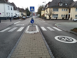 Das Bild zeigt die Goethestraße an der Kreuzung Eichrodtstraße mit Zebrastreifen und Verkehrsinsel.