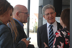 Einweihung des Bahnhofs - OB im Gespräch mit Minister Hermann und Sandra Boser
