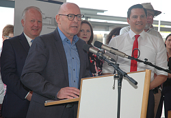 Einweihung des Bahnhofs - am Rednerpult Minister Winfried Hermann