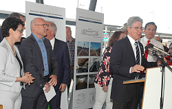 Einweihung des Bahnhofs - Am Rednerpult Oberbürgermeister Dr. Wolfgang G. Müller