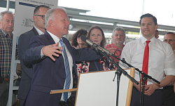 Einweihung des Bahnhofs - Am Rednerpult Peter Weiß