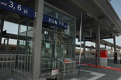 Einweihung des Bahnhofs - das Bild zeigt den gläsernen neuen Aufzug am Bahnhof Lahr